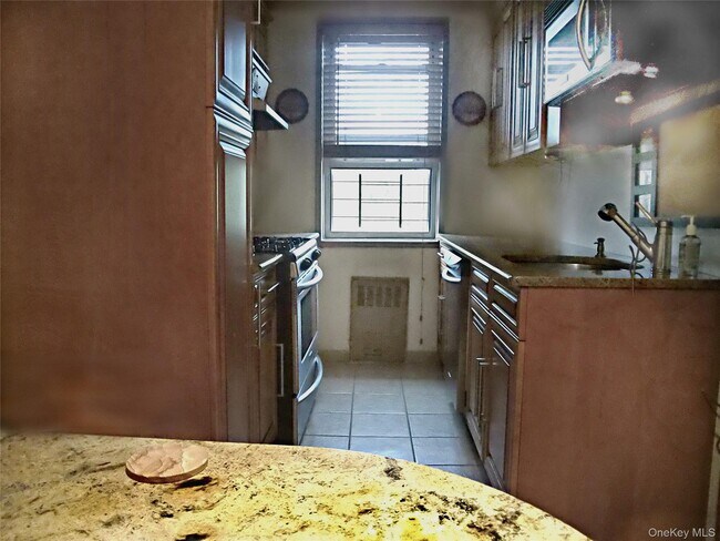 Photo - 480 Riverdale Ave