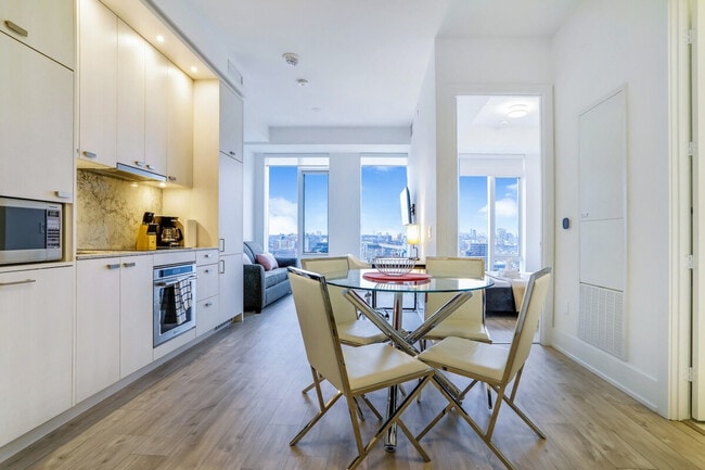 Building Photo - 500 Front St W