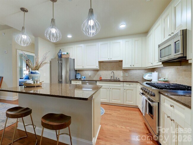 Photo - 701 Royal Ct Unit 306