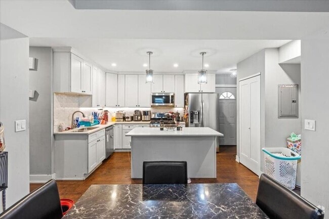Building Photo - 3 bedroom in Chicago IL 60618 Unit 1 Rental