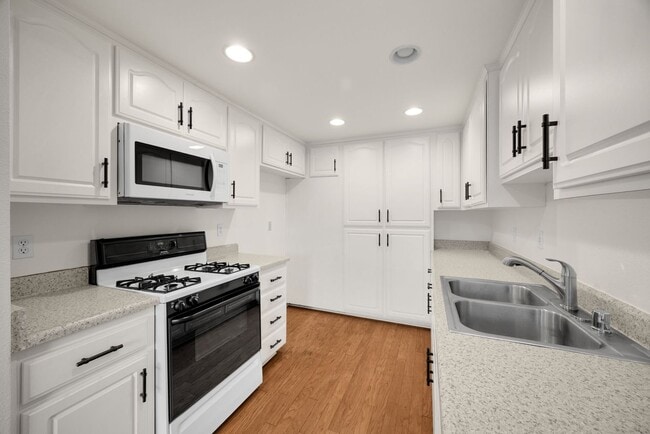 Building Photo - Newly updated 3 bed / 1.5 bath townhome in the desirable Sherwood Village