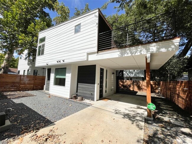 Building Photo - 2105 Haskell St