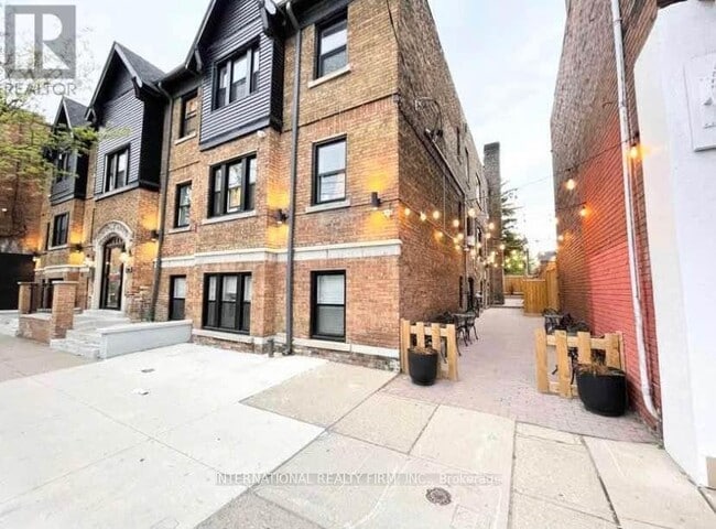 Photo - 1094 College St Unit 2