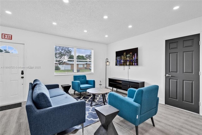 Photo - 7471 Hope St