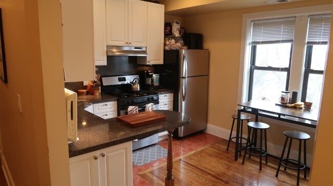 Building Photo - 2832 N Francisco Ave Rental