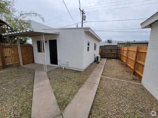 Building Photo - 1021 W 5th St Unit Casita Rental