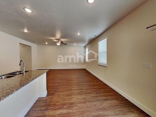 Photo - 2349 Frontier St