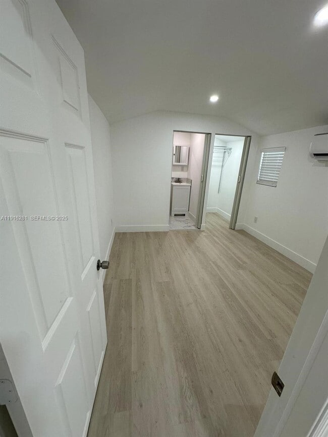 Photo - 141 NE 14th St Unidad 1