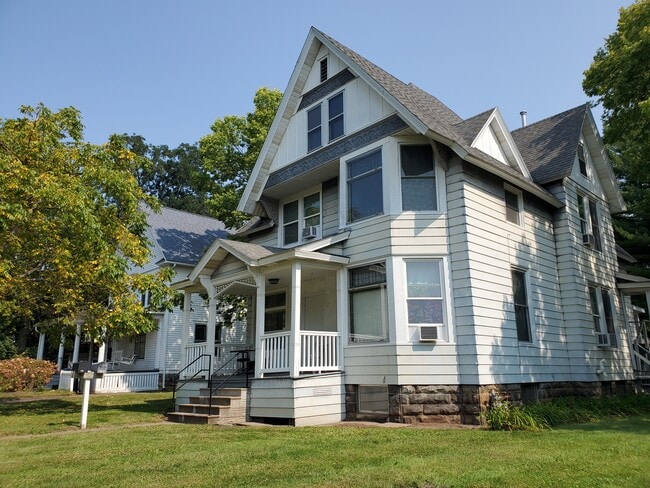 Building Photo - 1425 State St Unit downstairs apartment