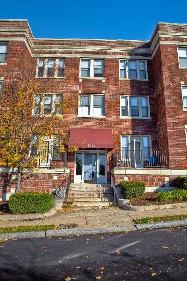 Photo - 1-1715 Commonwealth Ave