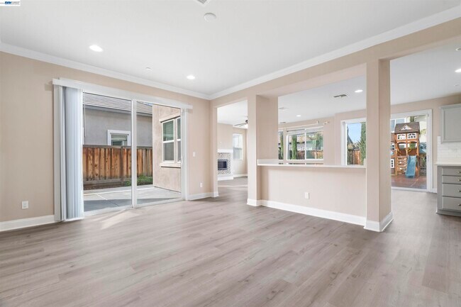 Photo - 967 Dainty Ave