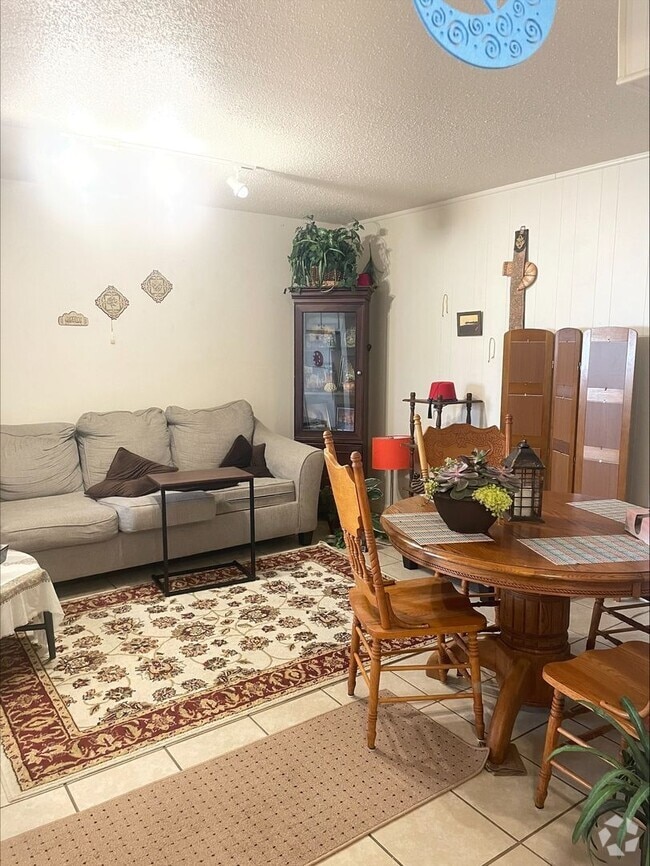 Building Photo - Location, location, location! 875 SF Unit-... Rental