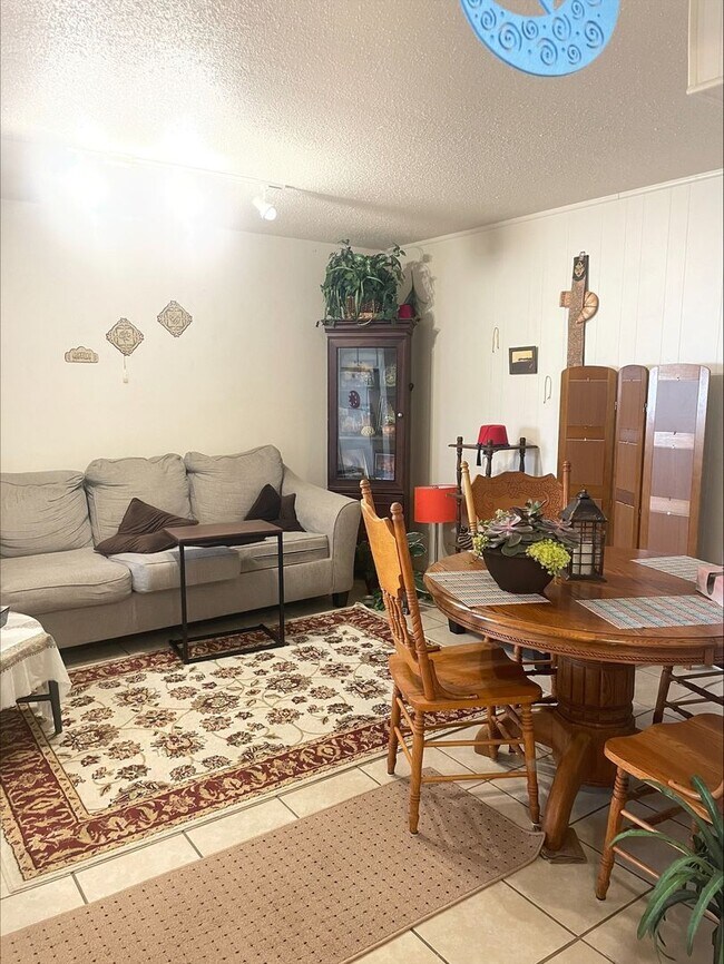 Location, location, location! 875 SF Unit-... - Location, location, location! 875 SF Unit-... Rental