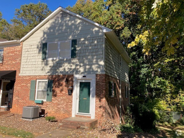 Building Photo - 3 BR 2.5 BA End Unit Townhouse