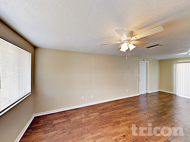 Photo - 8213 Greenleaf Cir