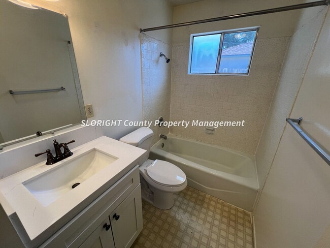 Building Photo - 1 bed / 1 Bath Single-Level Apartment in A... Unit B