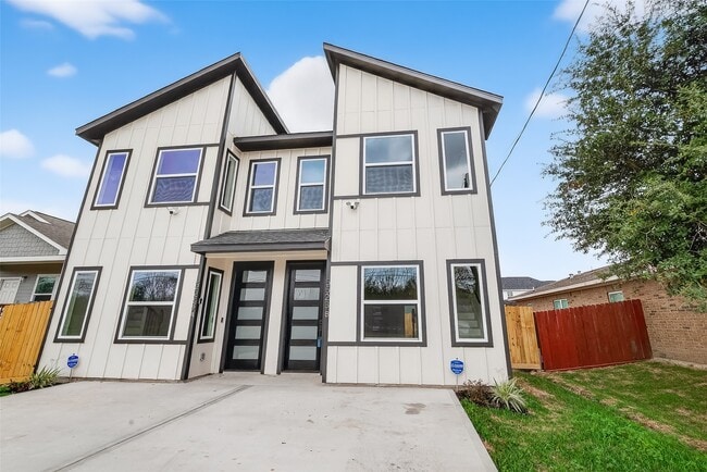 Photo - 5523 Haight St