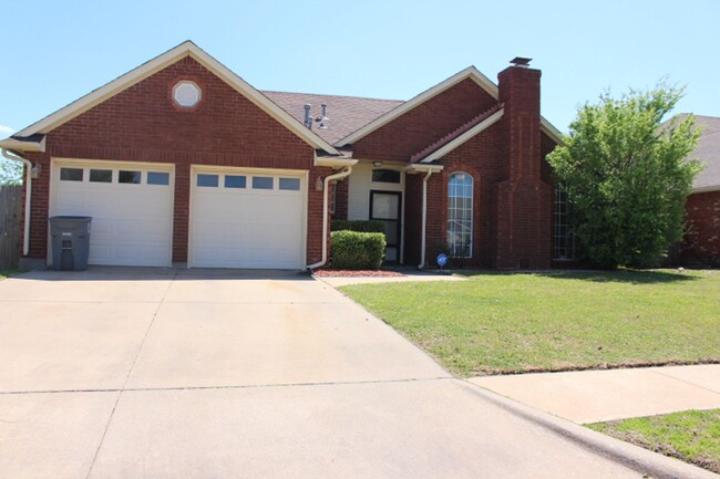 Beautiful home located in Creekwood Addition. - Beautiful home located in Creekwood Addition.