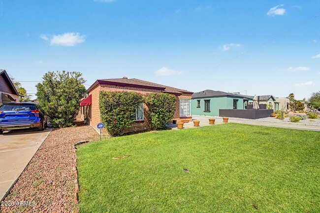 1326 E Palm Ln
