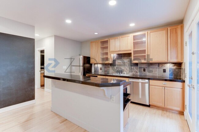 Photo - 2225 Eastlake Ave E