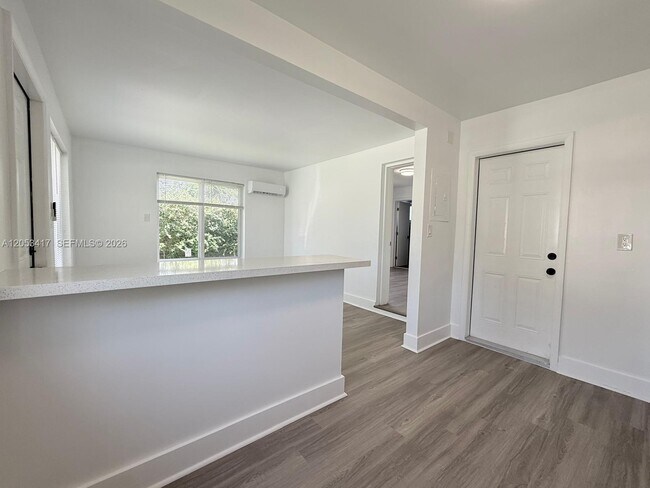 Photo - 520 SW 5th St Unit 2