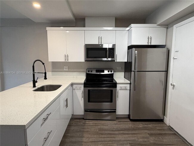 Building Photo - 805 W 30th St Unit 8