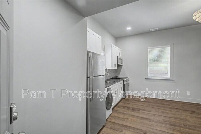638 E 37th St Unit D