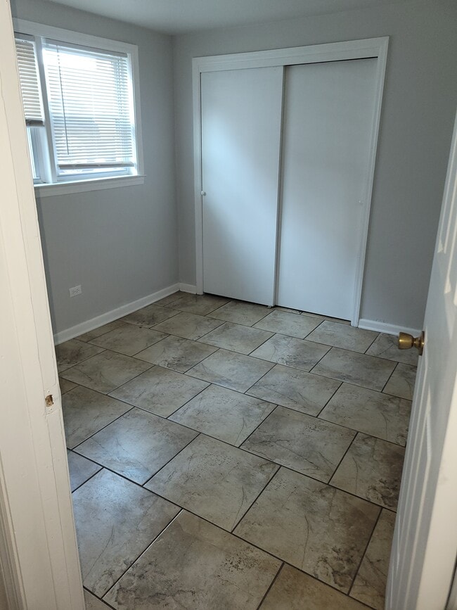 Building Photo - 472 N Wolf Rd Unit #1
