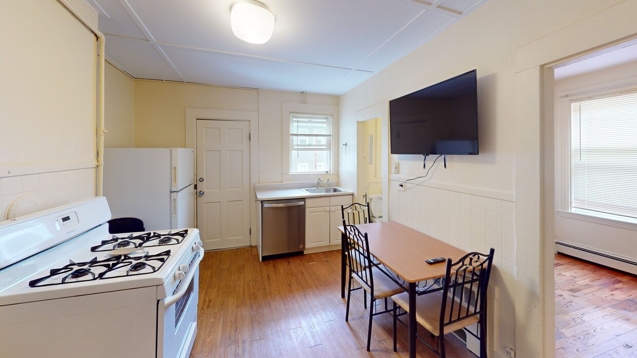 Photo - Private bedroom in 4 bed/1 bath Home