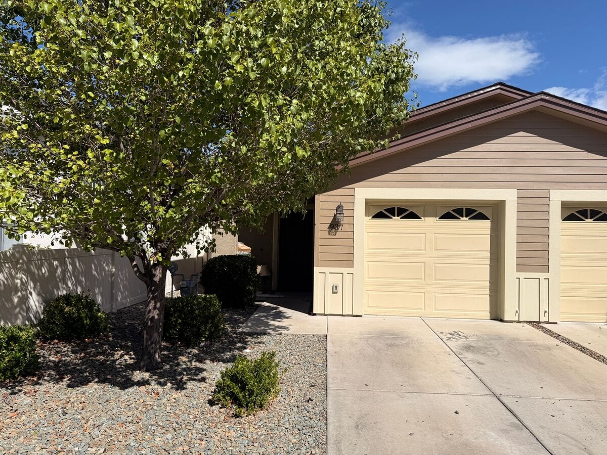 Photo - 937 Gail Gardner Way