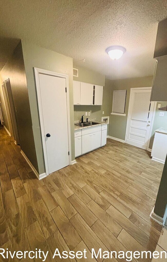 Photo - Charming Duplex Near University of Memphis...