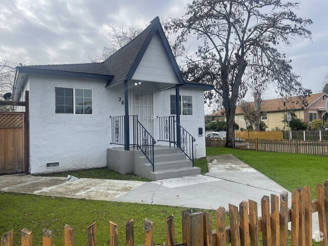 Building Photo - Welcome to this charming 2 bedroom, 2 bath... Rental