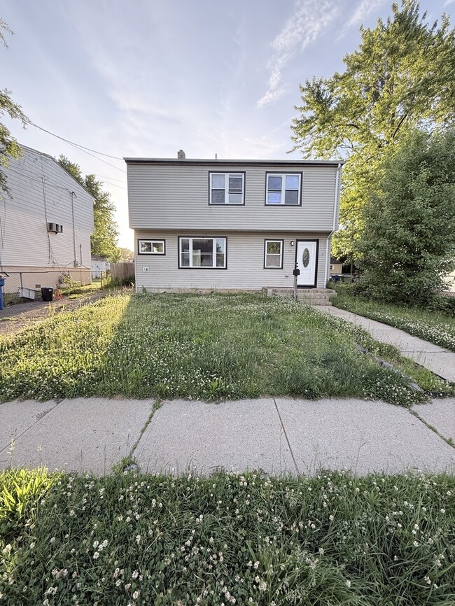 Building Photo - 40 Eisenhower Dr