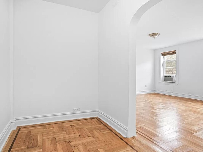 Building Photo - 811 Walton Ave Unit F19