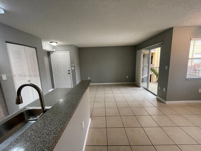 Photo - 761 N Pine Island Rd Unidad 203