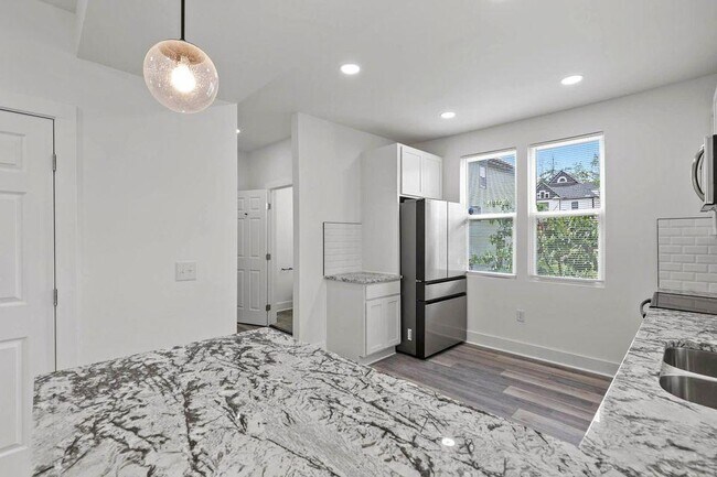 1087 E Sycamore St