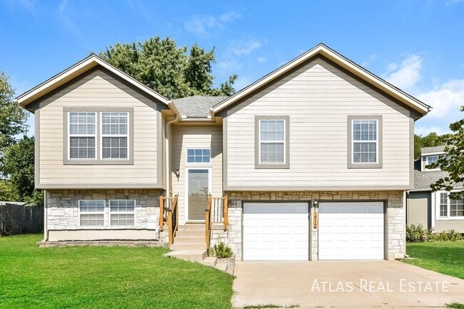 Building Photo - 1912 NE Gatewood Dr Rental
