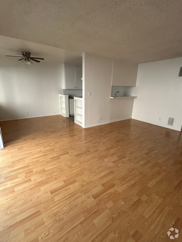 Building Photo - 1538 N Detroit St Rental