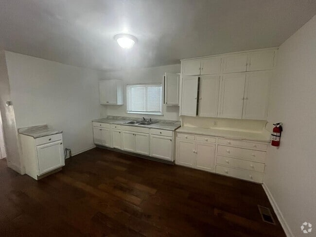 Building Photo - Spacious & Smart Layout! 3-bedroom, 1-bath... Rental
