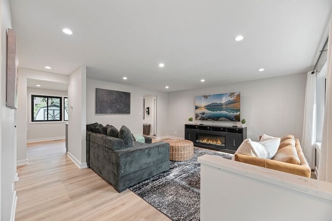 Photo - 208 W Hartford Dr