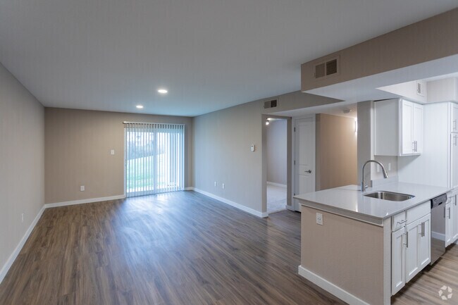 1BR, 1BA with Den - 850SF