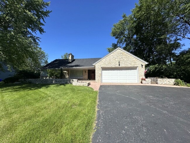 Building Photo - Spacious Ranch in Elm Grove!