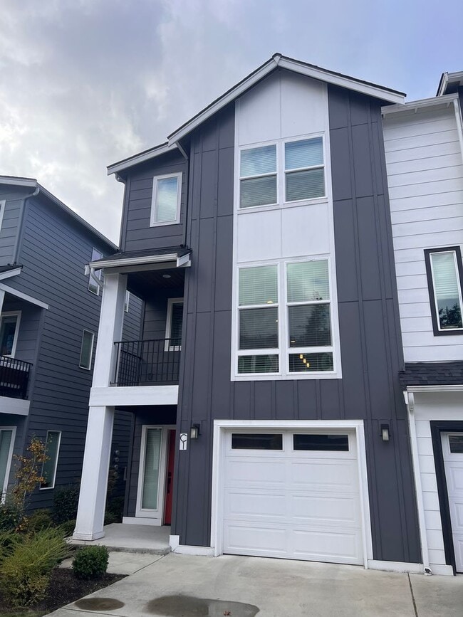 Building Photo - Modern 3-Bedroom Condo in the Heart of Lyn...