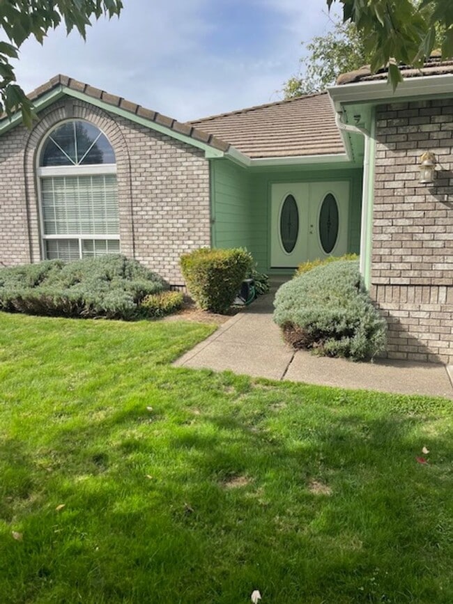 Photo - Quiet Peaceful 3 bedroom 2 bath Single Level home located in Central Point