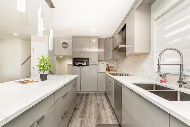 Photo - 11553-11583 83 Ave