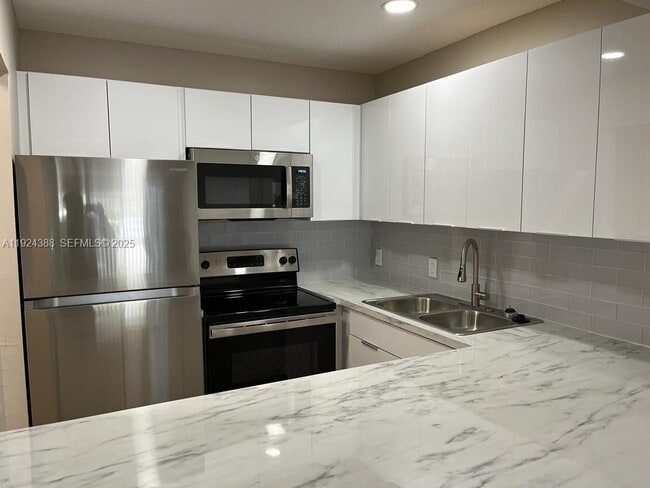 Building Photo - 4848 NW 24th Ct Unit 127