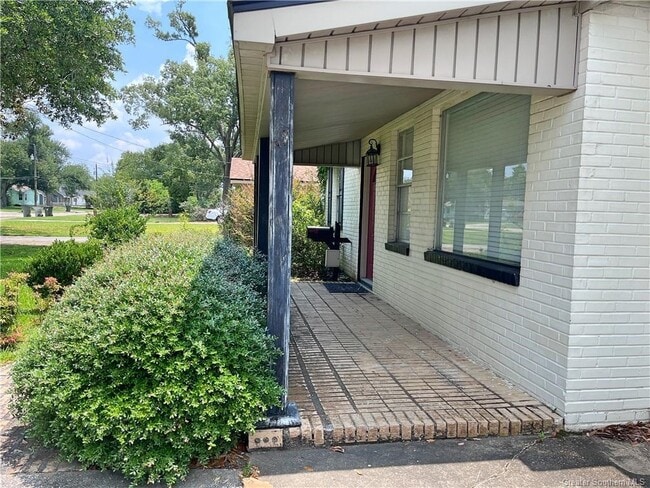 Photo - 215 W Claude St