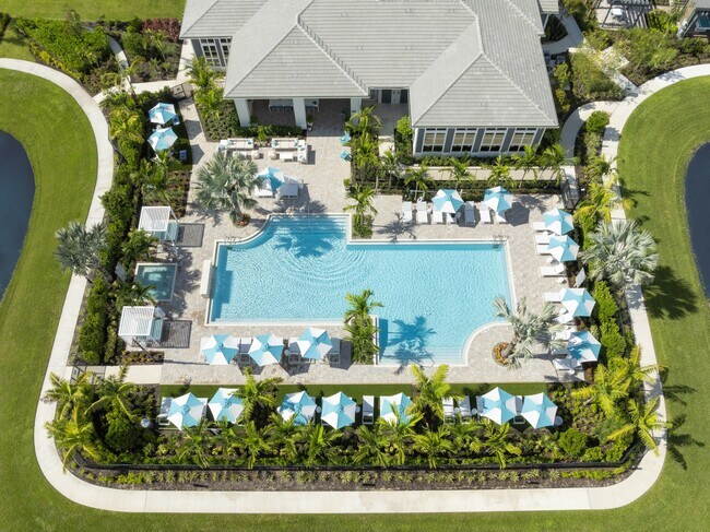 Piscina climatizada en Everly Apartments en Naples, Florida