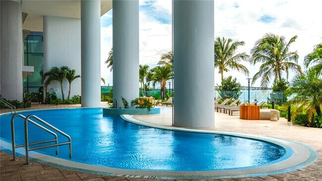 Photo - 700 NE 24th St Unidad 2605