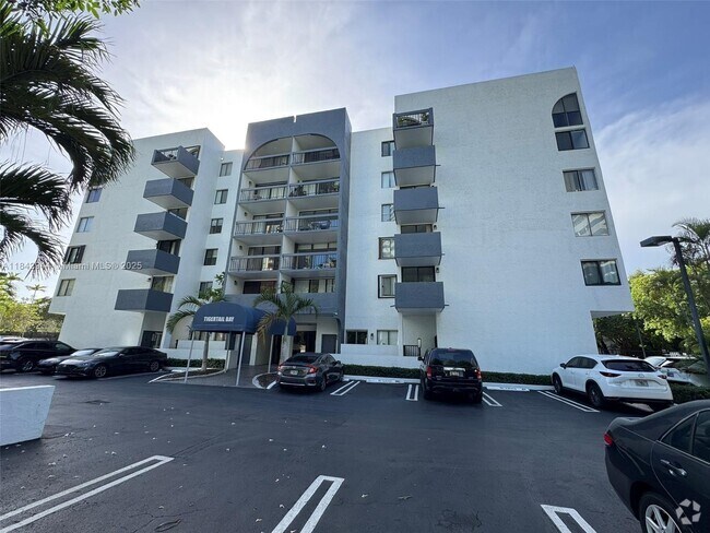 Building Photo - 2715 Tigertail Ave Unit 404 Rental